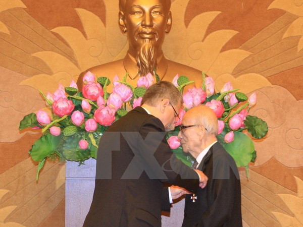 Le professeur Vu Khieu décoré de la Croix de Chevalier de Hongrie ảnh 1 Le professeur Vu Khieu décoré de la Croix de Chevalier de Hongrie ảnh 1