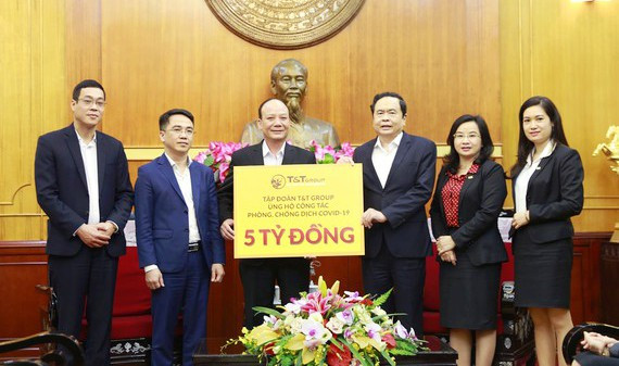 Covid-19 et sécheresse: plus de 34 milliards de dongs mobilisés à Ho Chi Minh-Ville ảnh 1 Covid-19 et sécheresse: plus de 34 milliards de dongs mobilisés à Ho Chi Minh-Ville ảnh 1