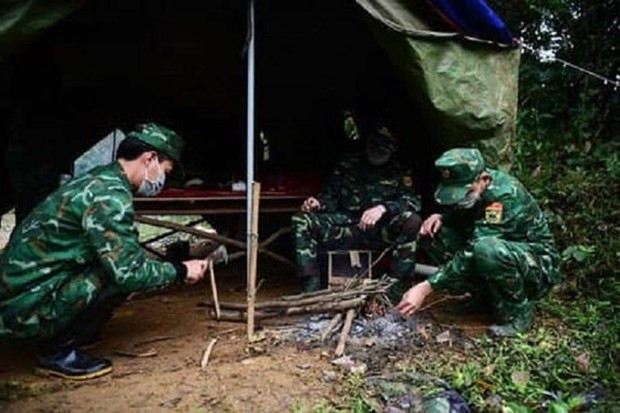 Le PM fait l'éloge des forces armées dans la lutte contre COVID-19 ảnh 1 Le PM fait l'éloge des forces armées dans la lutte contre COVID-19 ảnh 1