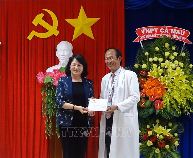 La vice-présidente Dang Thi Ngoc Thinh visite la province de Ca Mau ảnh 1