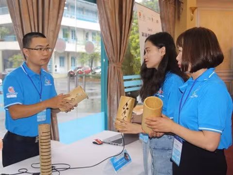 Un jeune ingénieur passionné de lampes en bambou ảnh 1