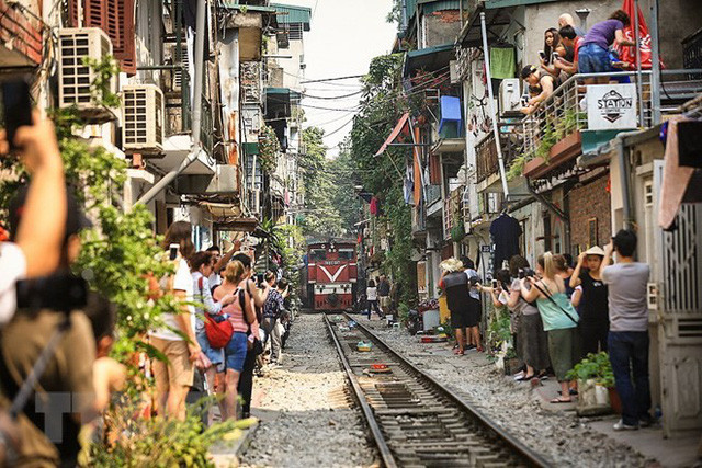 La vie coule doucement dans la "rue du train" de Hanoi ảnh 3 La vie coule doucement dans la "rue du train" de Hanoi ảnh 3