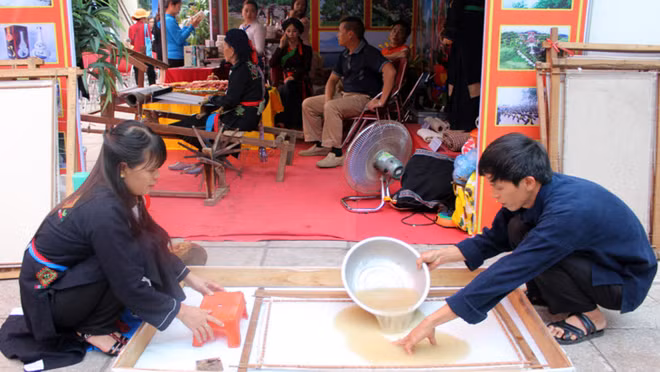 De la pâte au papier, dans les secrets de l’artisanat des Cao Lan ảnh 2 De la pâte au papier, dans les secrets de l’artisanat des Cao Lan ảnh 2