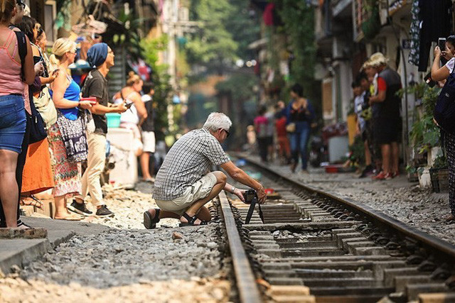 La vie coule doucement dans la "rue du train" de Hanoi ảnh 1 La vie coule doucement dans la "rue du train" de Hanoi ảnh 1