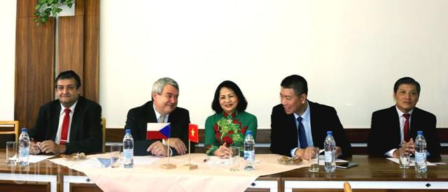 Renforcement de la coopération entre les partis communistes vietnamien et tchèque ảnh 1 Renforcement de la coopération entre les partis communistes vietnamien et tchèque ảnh 1