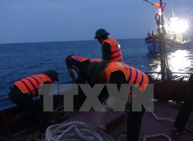 Ba Ria-Vung Tau : secours à 12 pêcheurs en danger ảnh 1