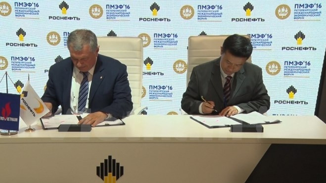 Le vietnamien PV Oil et le russe Rosneft signent un accord de fourniture de pétrole ảnh 1