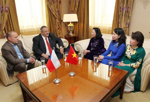 Renforcement de la coopération entre les partis communistes vietnamien et tchèque ảnh 2 Renforcement de la coopération entre les partis communistes vietnamien et tchèque ảnh 2