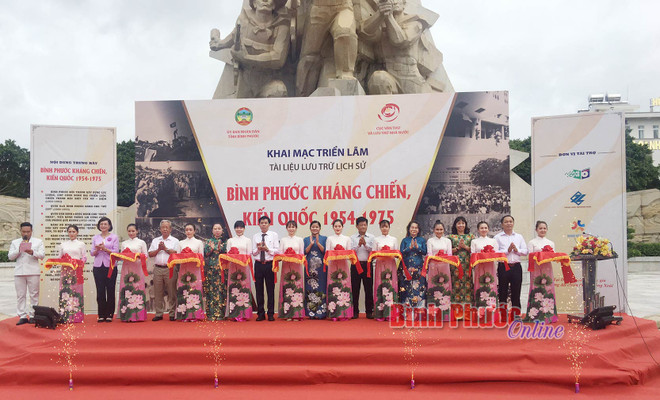 Binh Phuoc : Exposition de documents sur la guerre de résistance et la construction nationale ảnh 1