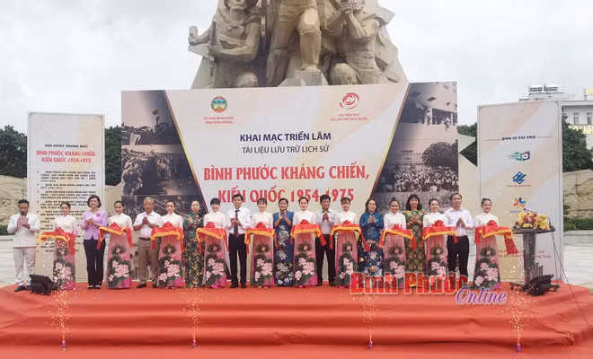 Binh Phuoc : Exposition de documents sur la guerre de résistance et la construction nationale ảnh 1