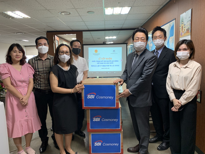 Une entreprise sud-coréenne offre 10.000 masques médicaux à des travailleurs vietnamiens ảnh 1 Une entreprise sud-coréenne offre 10.000 masques médicaux à des travailleurs vietnamiens ảnh 1