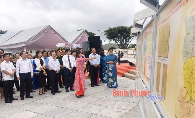 Binh Phuoc : Exposition de documents sur la guerre de résistance et la construction nationale ảnh 2