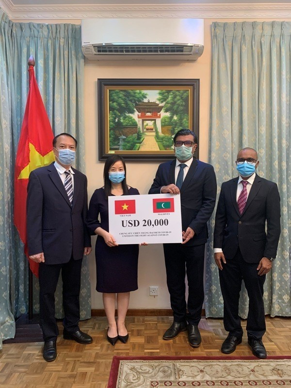 COVID-19 : le Vietnam fait don de 20.000 dollars aux Maldives ảnh 1 COVID-19 : le Vietnam fait don de 20.000 dollars aux Maldives ảnh 1