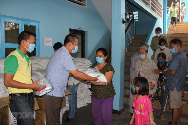 COVID-19 : Aide d'urgence accordée aux ménages d'origine vietnamienne au Cambodge ảnh 1 COVID-19 : Aide d'urgence accordée aux ménages d'origine vietnamienne au Cambodge ảnh 1