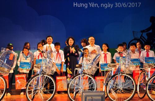 La vice-présidente Dang Thi Ngoc Thinh offre des bourses à des élèves démunis de Hung Yên ảnh 1 La vice-présidente Dang Thi Ngoc Thinh offre des bourses à des élèves démunis de Hung Yên ảnh 1