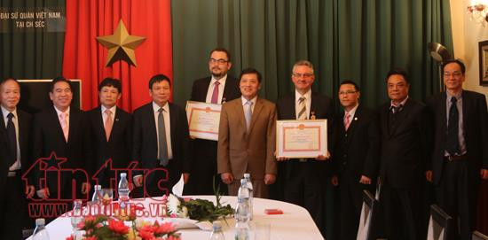 Le Vietnam met à l’honneur deux hommes politiques tchèques ảnh 1 Le Vietnam met à l’honneur deux hommes politiques tchèques ảnh 1