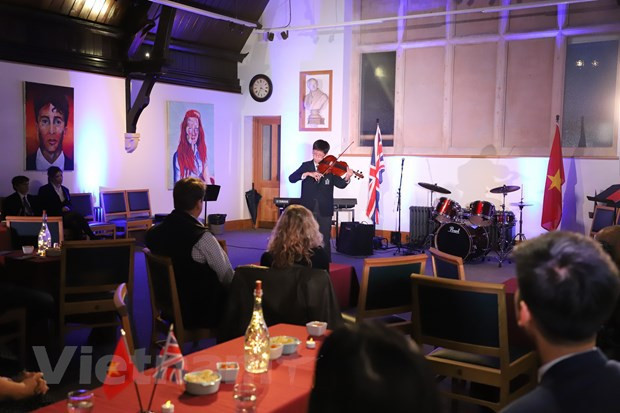 Concert d’élèves vietnamiens et britanniques au Royaume-Uni ảnh 1 Concert d’élèves vietnamiens et britanniques au Royaume-Uni ảnh 1