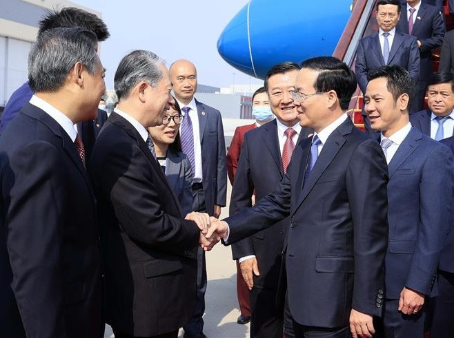 Le président Vo Van Thuong arrive en Chine pour le 3e Forum de "la Ceinture et la Route" ảnh 1 Le président Vo Van Thuong arrive en Chine pour le 3e Forum de "la Ceinture et la Route" ảnh 1