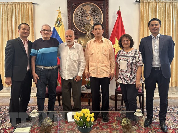 Rencontre à l'honneur des guérilleros vénézuéliens paticipant à la campagne de Nguyên Van Trôi ảnh 1 Rencontre à l'honneur des guérilleros vénézuéliens paticipant à la campagne de Nguyên Van Trôi ảnh 1