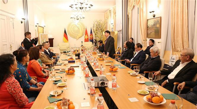 Une délégation du Conseil central de la théorie et de la critique littéraires et artistiques en visite en Allemagne ảnh 1 Une délégation du Conseil central de la théorie et de la critique littéraires et artistiques en visite en Allemagne ảnh 1