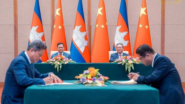 Le Cambodge signe des documents de coopération économique avec la Chine ảnh 1