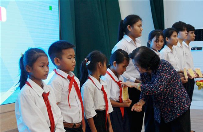 Khanh Hoa: remise de bourses d’études à des élèves issus de minorités ethniques et de pêcheurs défavorisés ảnh 1 Khanh Hoa: remise de bourses d’études à des élèves issus de minorités ethniques et de pêcheurs défavorisés ảnh 1