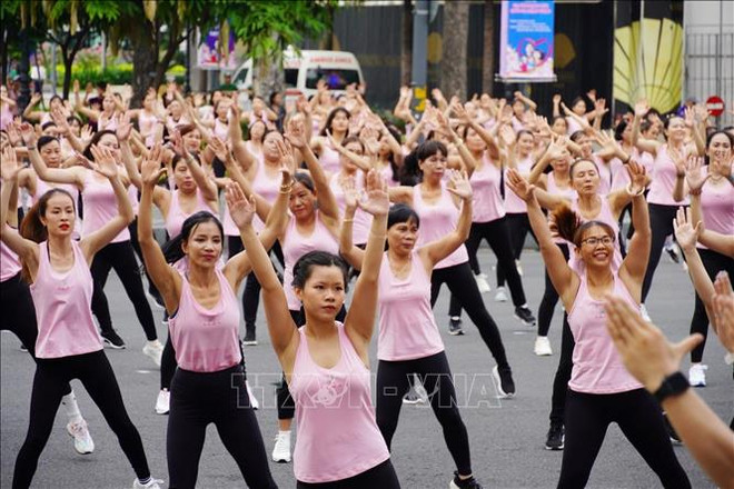Démonstration d’aérobique de 700 personnes à Ho Chi Minh-Ville ảnh 1
