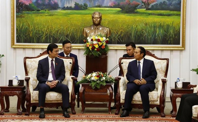 Le vice-président lao reçoit une délégation de jeunes vietnamiens ảnh 1 Le vice-président lao reçoit une délégation de jeunes vietnamiens ảnh 1