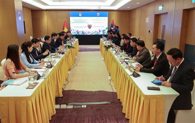 Le vice-président lao reçoit une délégation de jeunes vietnamiens ảnh 2 Le vice-président lao reçoit une délégation de jeunes vietnamiens ảnh 2