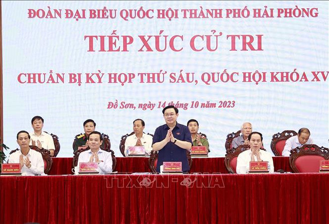 Le président de l'AN Vuong Dinh Hue rencontre des électeurs de Hai Phong ảnh 2 Le président de l'AN Vuong Dinh Hue rencontre des électeurs de Hai Phong ảnh 2