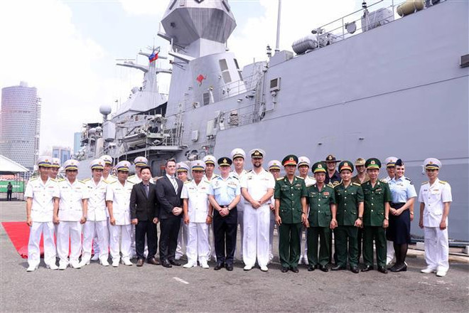 Un navire de la Marine royale australienne en visite d'amitié au Vietnam ảnh 2