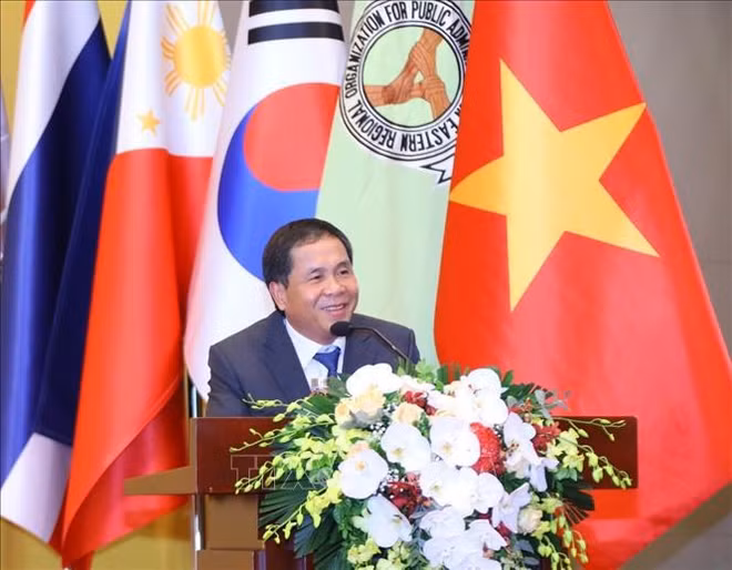 Gouvernance publique : clôture de la conférence 2023 de l'EROPA à Hanoï ảnh 2