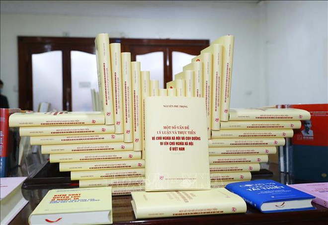 Le livre sur le socialisme du leader du Parti réaffirme la justesse de la voie révolutionnaire du Vietnam ảnh 1 Le livre sur le socialisme du leader du Parti réaffirme la justesse de la voie révolutionnaire du Vietnam ảnh 1