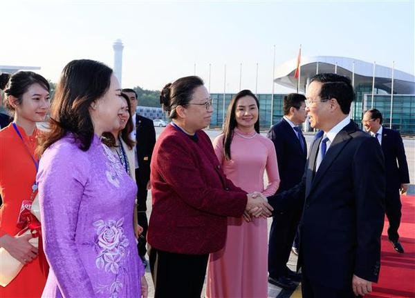 Le président Vo Van Thuong part pour la Chine pour le 3e Forum de "la Ceinture et la Route" ảnh 2 Le président Vo Van Thuong part pour la Chine pour le 3e Forum de "la Ceinture et la Route" ảnh 2
