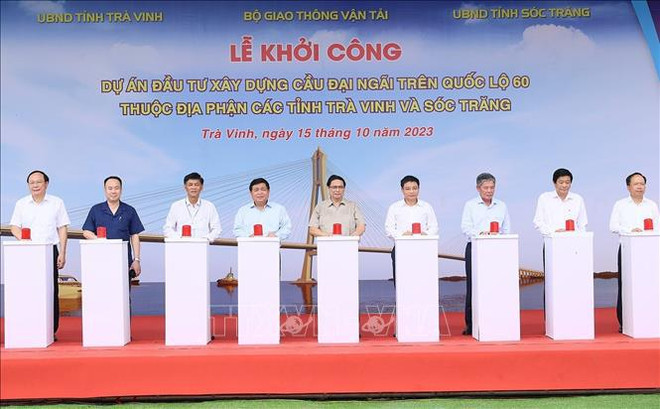 Le PM à la cérémonie de mise en chantier d'un pont reliant les provinces de Tra Vinh et Soc Trang ảnh 1