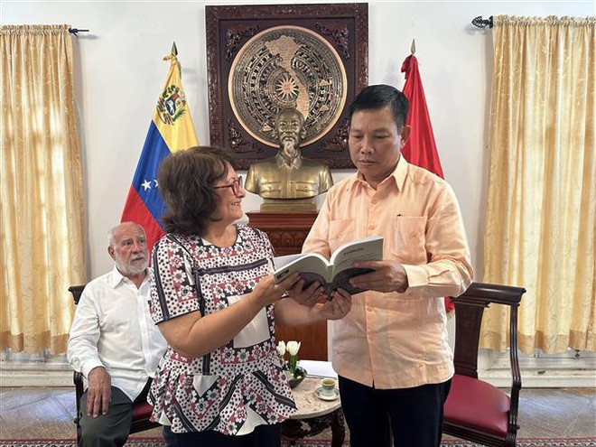 Rencontre à l'honneur des guérilleros vénézuéliens paticipant à la campagne de Nguyên Van Trôi ảnh 2