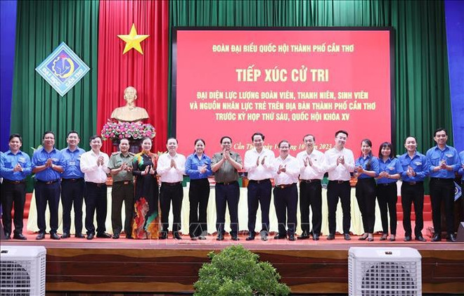 Le Premier ministre Pham Minh Chinh rencontre de jeunes électeurs à Can Tho ảnh 2