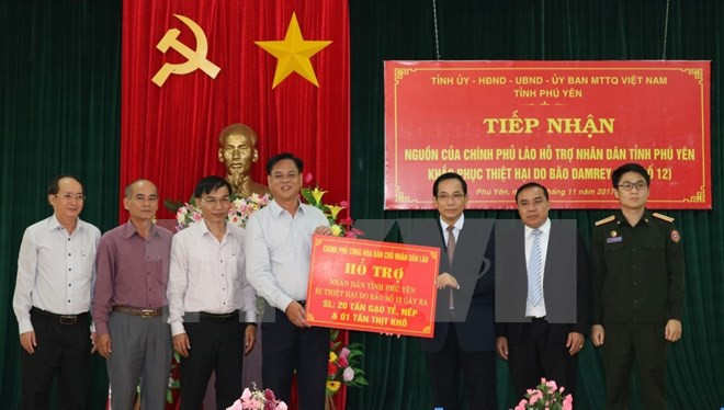 Aides laotiennes aux sinistrés du typhon Damrey dans la province de Phu Yen ảnh 1 Aides laotiennes aux sinistrés du typhon Damrey dans la province de Phu Yen ảnh 1