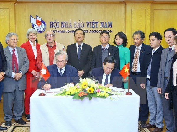 Une délégation de l'Association de la Presse Etrangère en Suisse et au Liechtenstein au Vietnam ảnh 1 Une délégation de l'Association de la Presse Etrangère en Suisse et au Liechtenstein au Vietnam ảnh 1