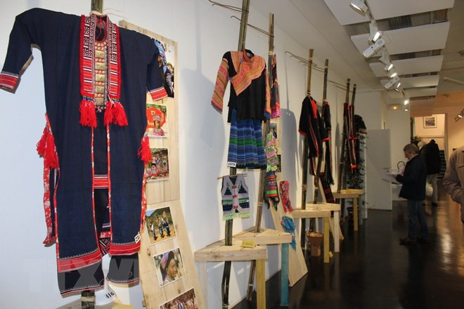 Les costumes des 54 ethnies du Vietnam exposés en France ảnh 1