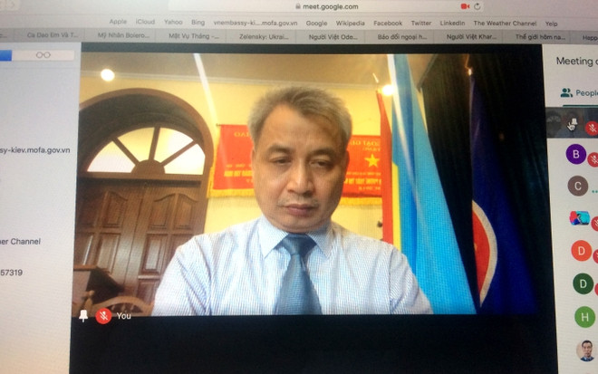 La communauté des Vietnamiens en Ukraine s'unit pour lutter contre le COVID-19 ảnh 1