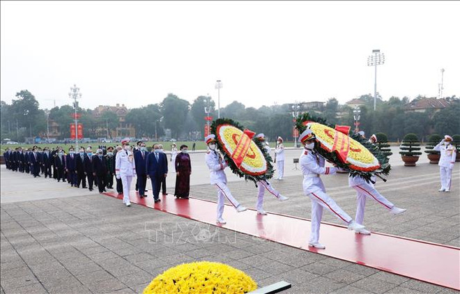90 ans de la fondation du CC du FPV : hommage des hauts dirigeants au Président Hô Chi Minh ảnh 1