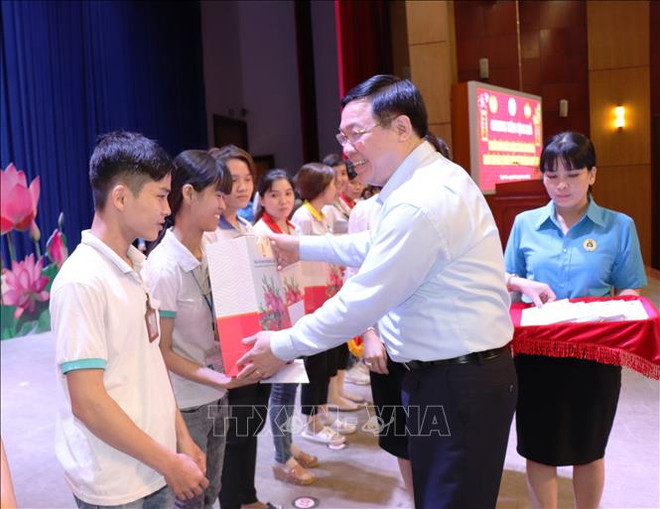 Le vice-PM Vuong Dinh Hue offre des cadeaux du Têt aux ouvriers et démunis à Tay Ninh ảnh 1 Le vice-PM Vuong Dinh Hue offre des cadeaux du Têt aux ouvriers et démunis à Tay Ninh ảnh 1