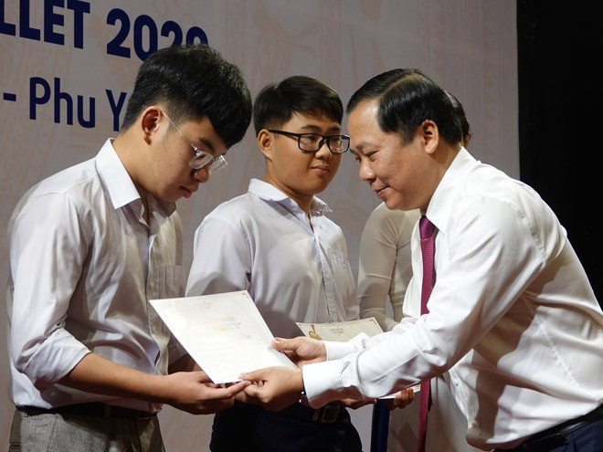 Remise de bourses Vallet à des élèves à Binh Dinh, Phu Yen et Gia Lai ảnh 1 Remise de bourses Vallet à des élèves à Binh Dinh, Phu Yen et Gia Lai ảnh 1