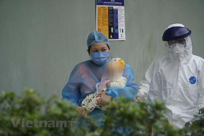 La fillette de trois mois infectée par le COVID-19 est sortie de l'hôpital ảnh 1
