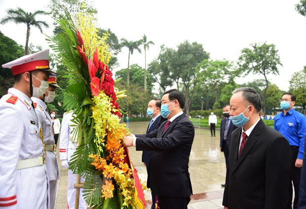 Les responsables de Hanoï rendent hommage à Lénine à l'occasion de son 150e anniversaire ảnh 1 Les responsables de Hanoï rendent hommage à Lénine à l'occasion de son 150e anniversaire ảnh 1