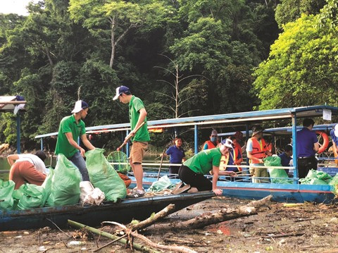 Des jeunes en action pour nettoyer la nature ảnh 1 Des jeunes en action pour nettoyer la nature ảnh 1
