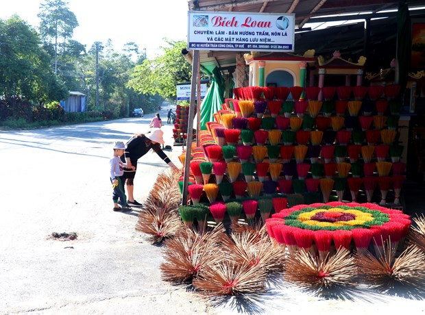 Le métier de production de bâtonnets d'encens au village de Thuy Xuân ảnh 1 Le métier de production de bâtonnets d'encens au village de Thuy Xuân ảnh 1