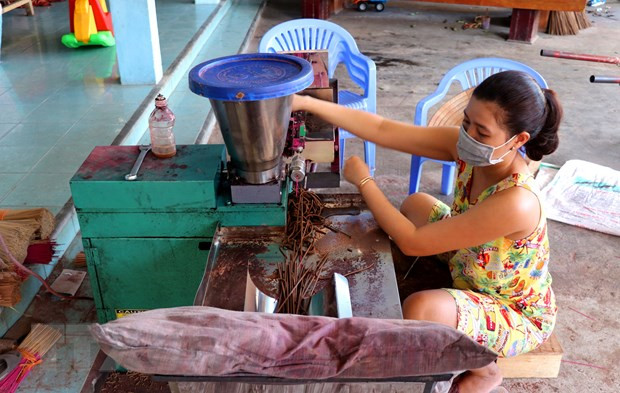 Le métier de production de bâtonnets d'encens au village de Thuy Xuân ảnh 2 Le métier de production de bâtonnets d'encens au village de Thuy Xuân ảnh 2