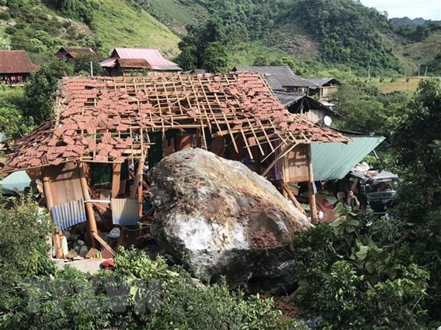 Un éboulement de rochers a fait un mort à Son La ảnh 1
